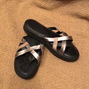Born thong sandals